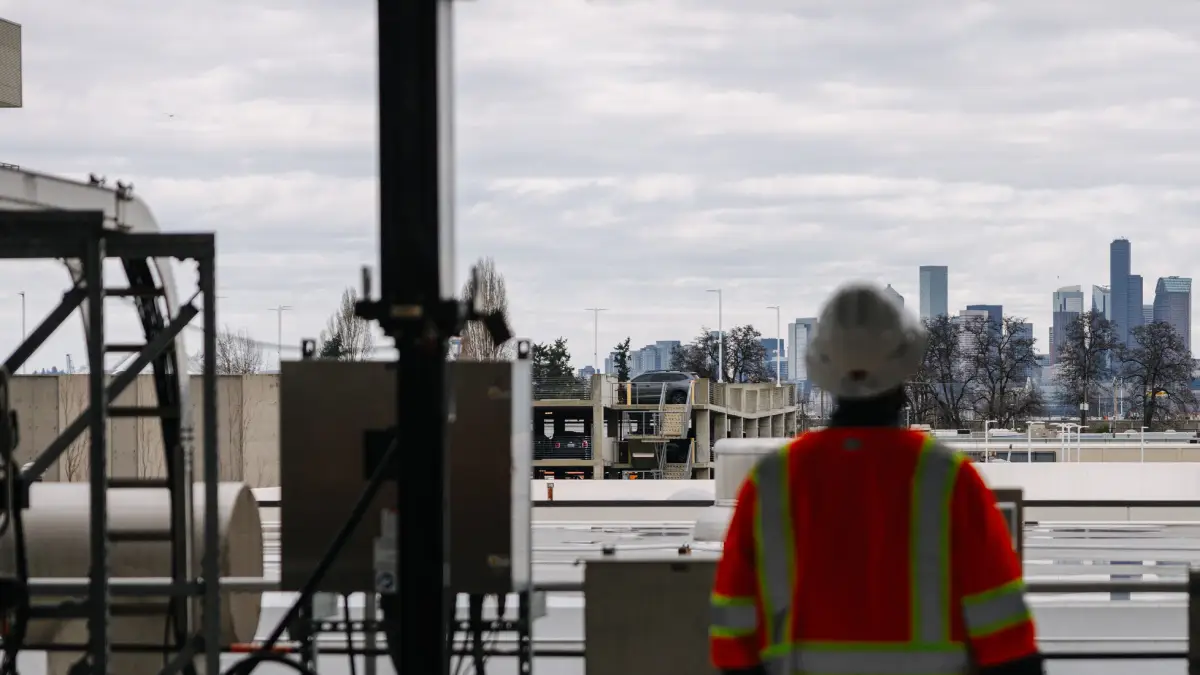 Inspecteur controleert een industriële staalconstructie op de kwaliteit van de coating